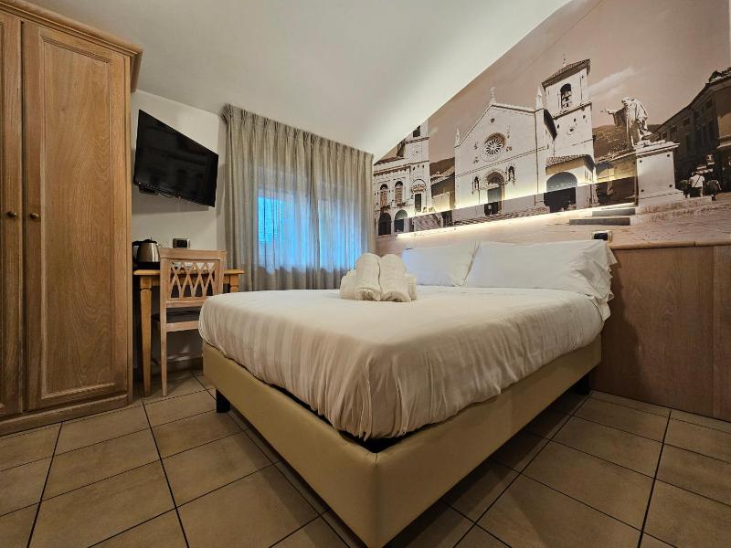 Economy Double Room image 4