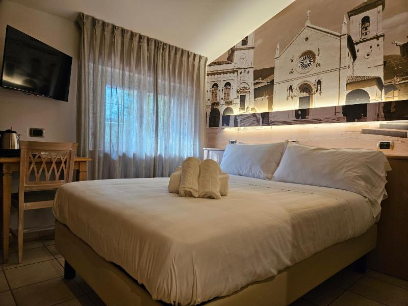Economy Double Room image 3