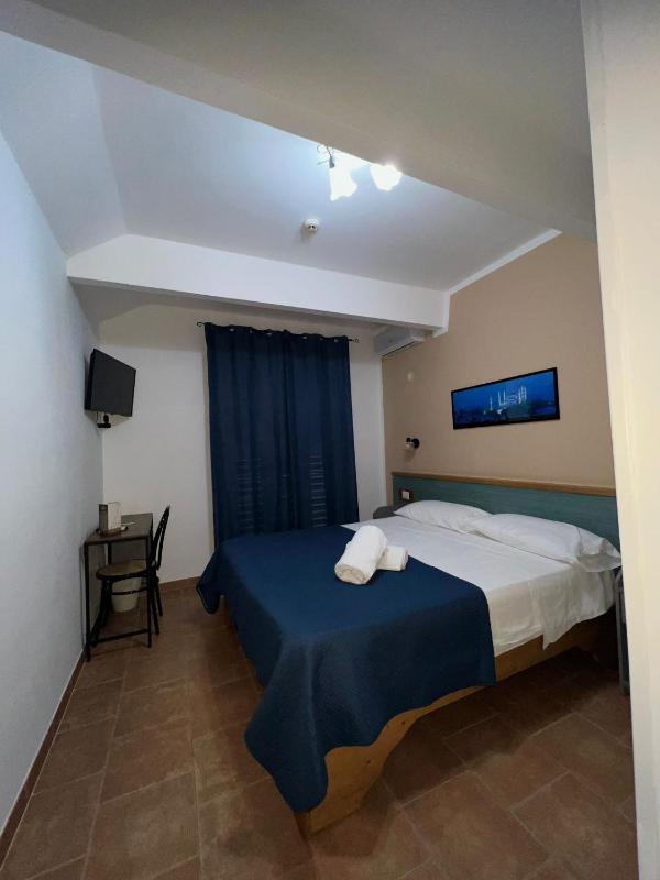 Double Room image 4