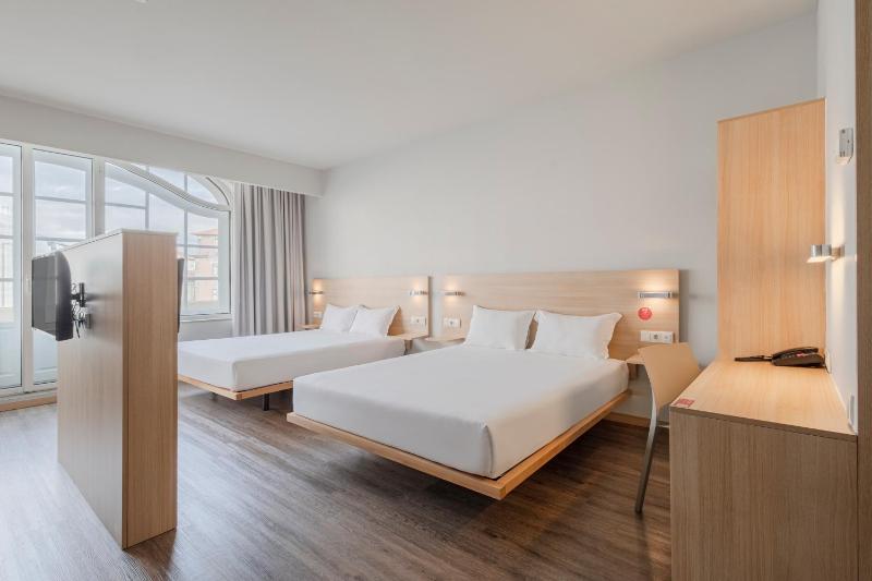 Superior Triple Room image 2