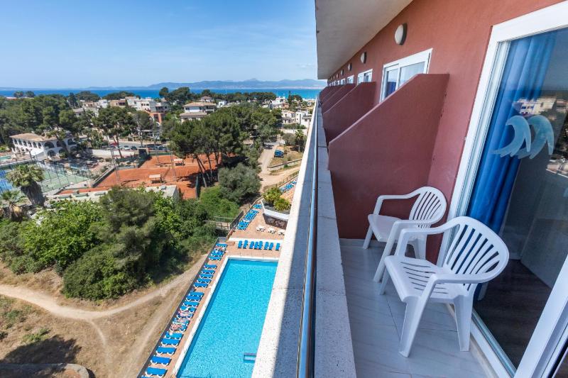 Double Room with Pool View image 1