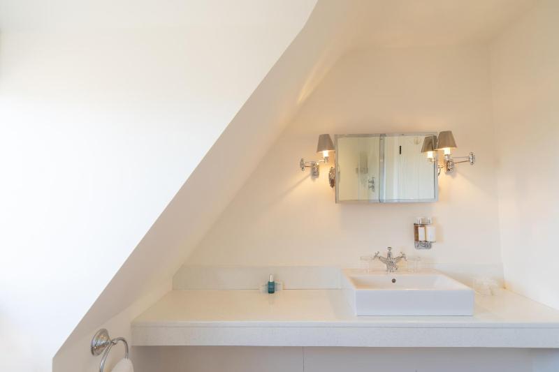 Standard Twin Room image 4