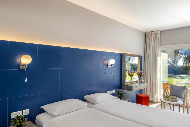Twin Room image 4
