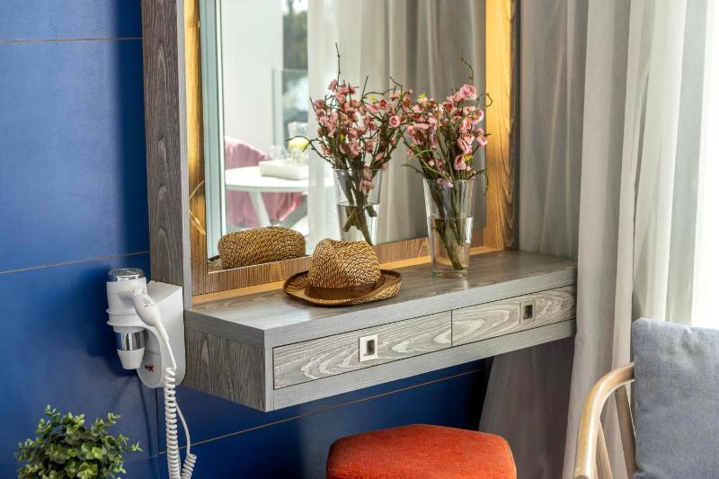 Twin Room with Sea View image 2
