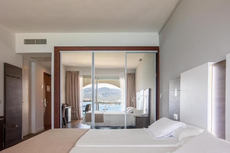 Twin Room with Sea View - High Floor image 3