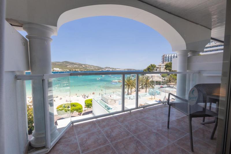 Twin Room with Sea View - High Floor image 4