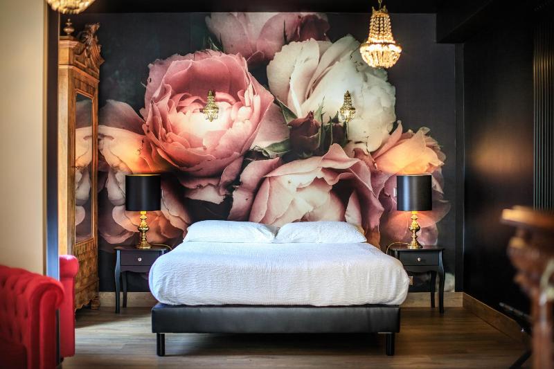 Deluxe Double Room with Bath image 1