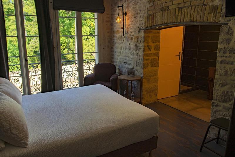 Double Room with Balcony image 4