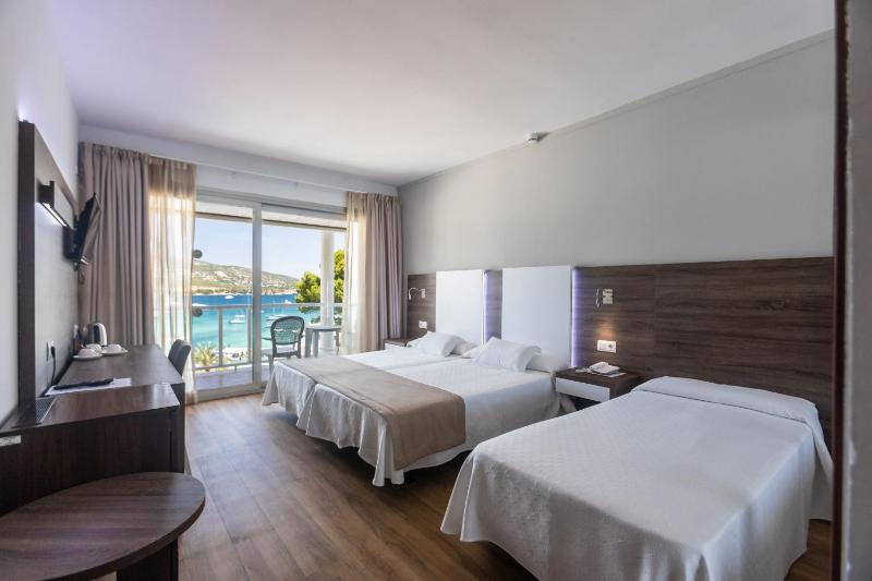 Triple Room with Sea View image 4