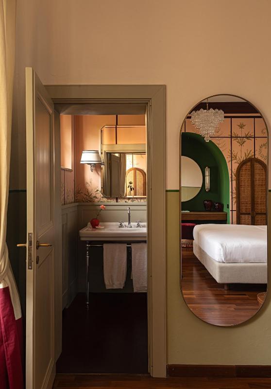 Deluxe Room image 3