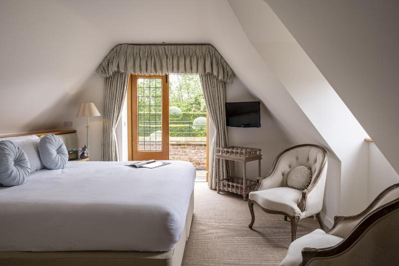 Standard Twin Room image 3
