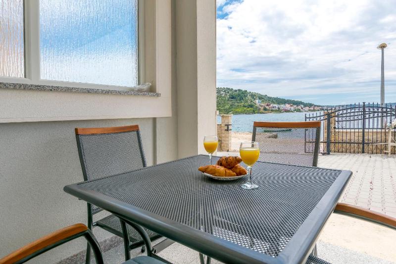 Apartments Villa J i M by the sea - image 11