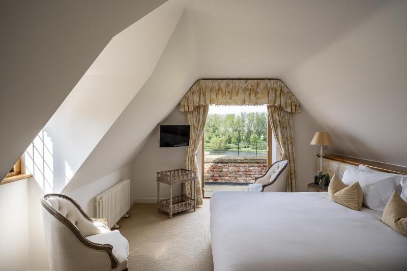 Standard Twin Room image 1