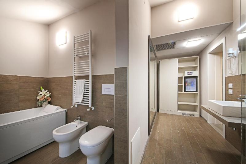Suite with Spa Bath image 4