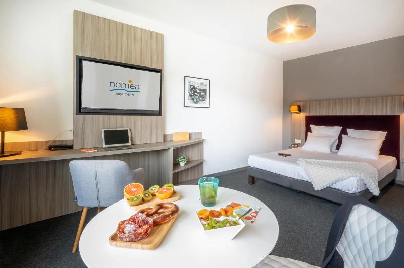 Studio double bed image 1