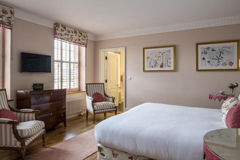 Deluxe Double or Twin Room image 4