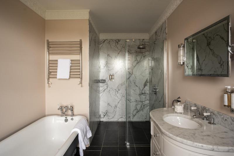 Deluxe Double or Twin Room image 2