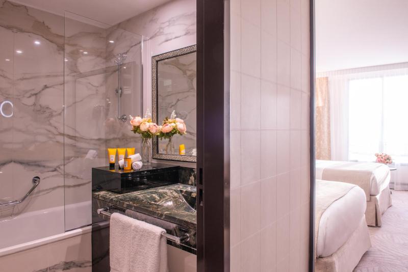 Deluxe Room with 2 Double Beds image 3