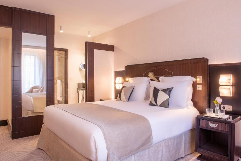 Deluxe King Room with Garden View image 1
