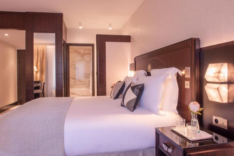 Deluxe King Room with Garden View image 4