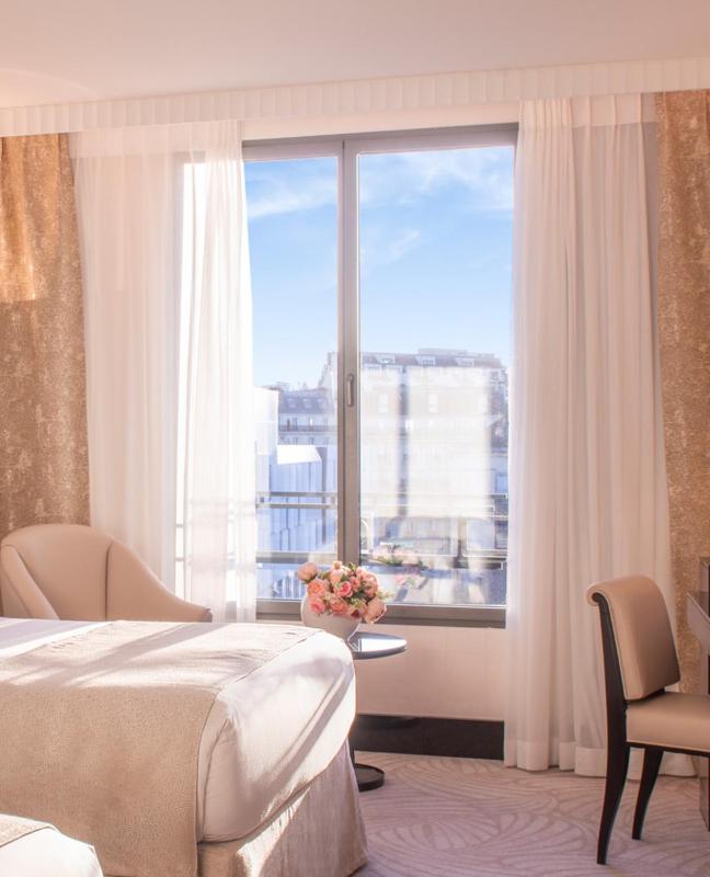 Deluxe Room with 2 Double Beds image 4