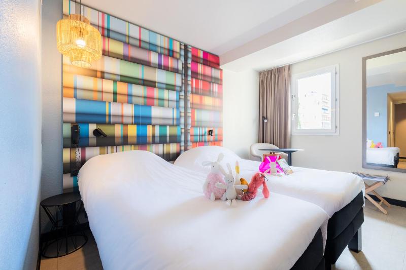 Standard Twin Room image 3
