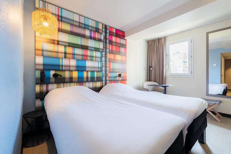 Standard Twin Room image 4