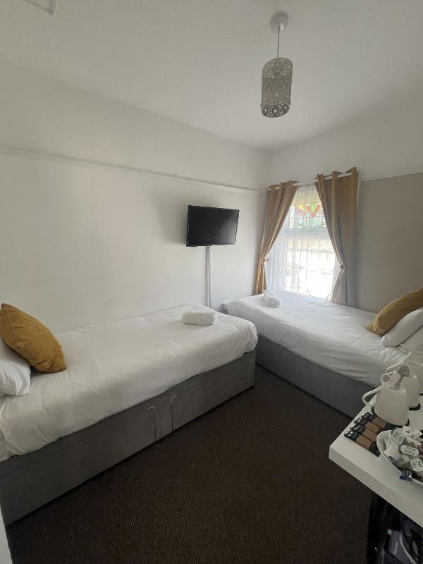 Quadruple Room with Shower image 3