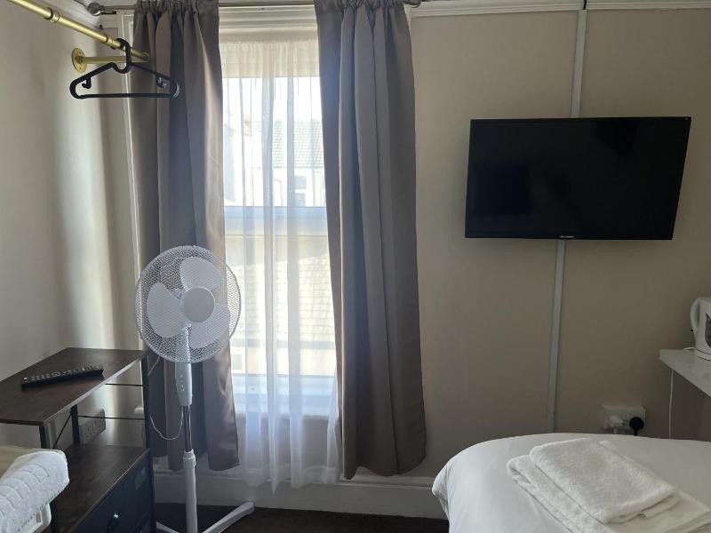 Standard Single Room with Shared Bathroom image 3