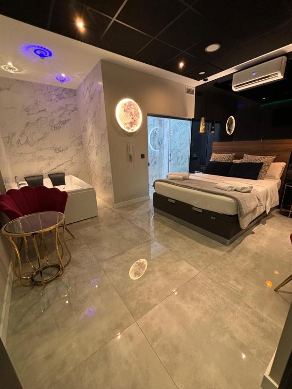 Deluxe Suite with Spa Bath image 4