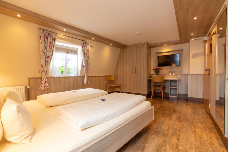 Double Room image 4