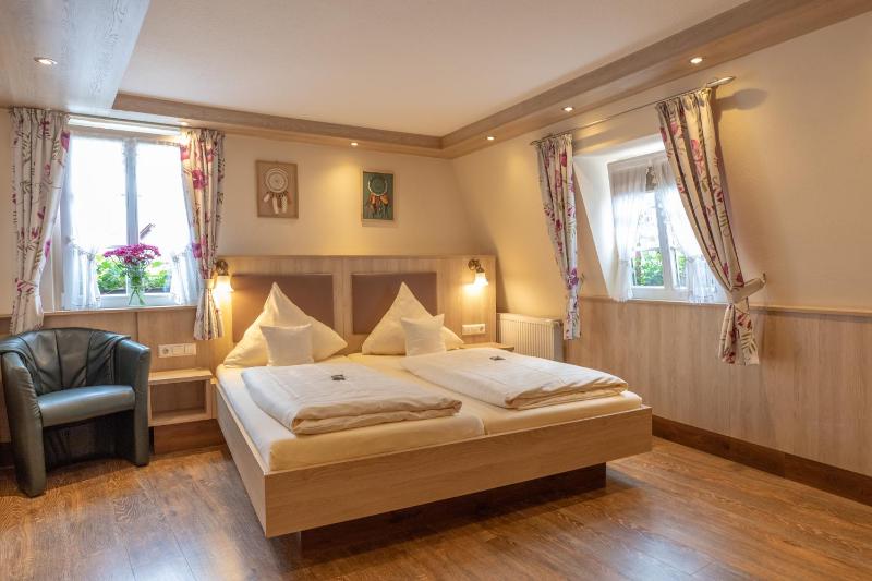Double Room image 3