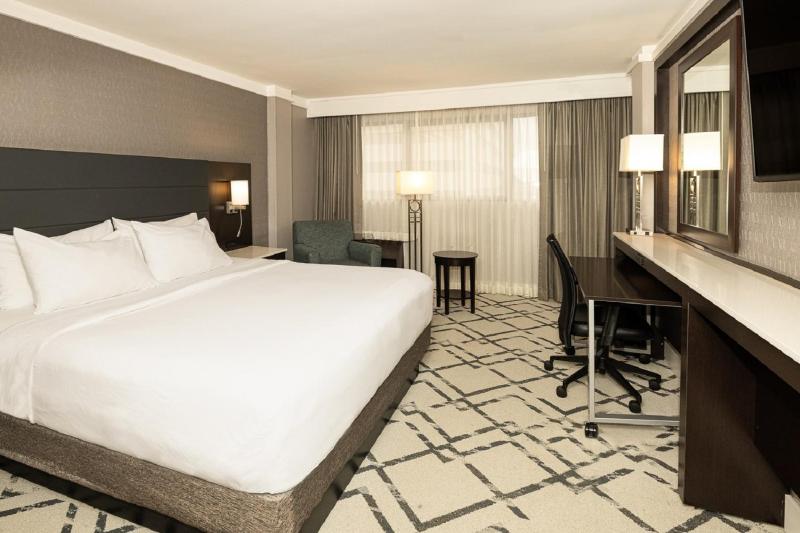 Standard King Room image 2