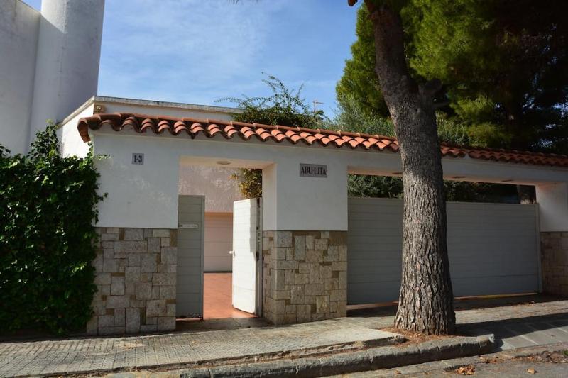 Villa Abu Lita 3 minutos andando playa Renovada Piscina y Jardin XXL Autentico lujo - image 10