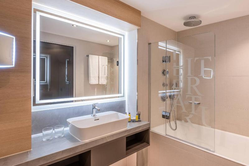 Deluxe Guest room, 1 King image 2