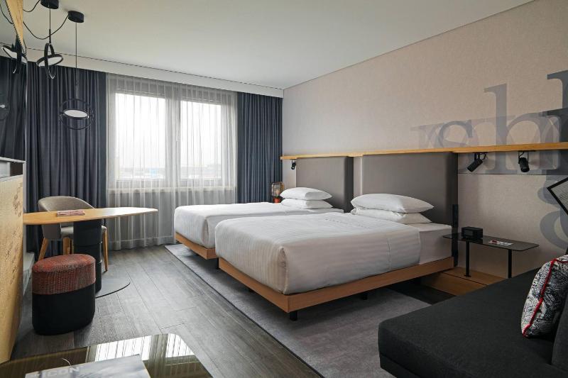 Executive, M Club lounge access, Guest room, 2 Twin image 1