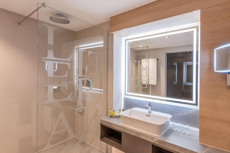 Deluxe Guest room, 1 King image 3