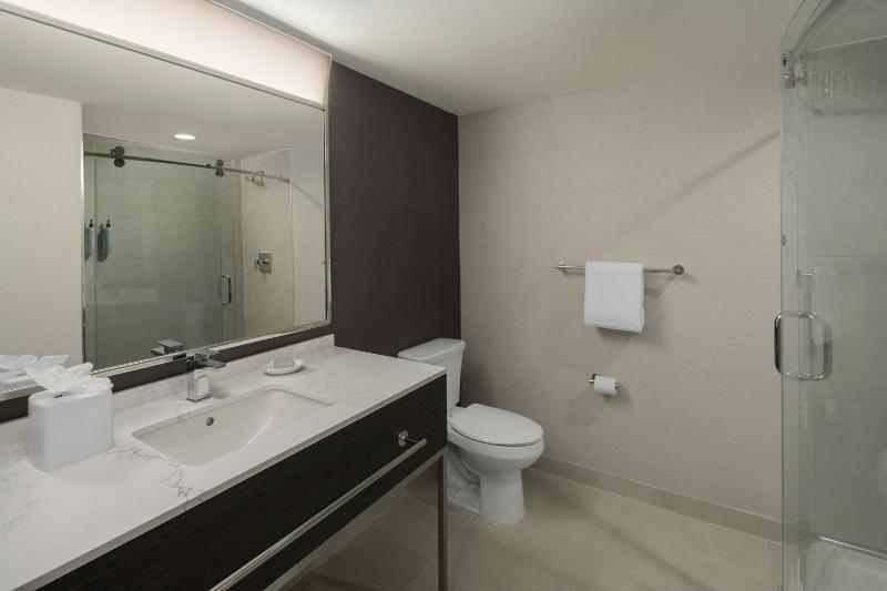 King Guest Room - High Floor image 2