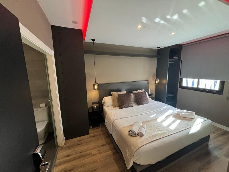 Deluxe Suite with Spa Bath image 3