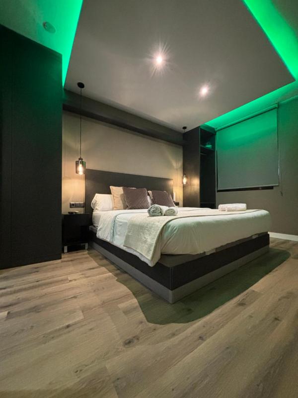 Deluxe Suite with Spa Bath image 2