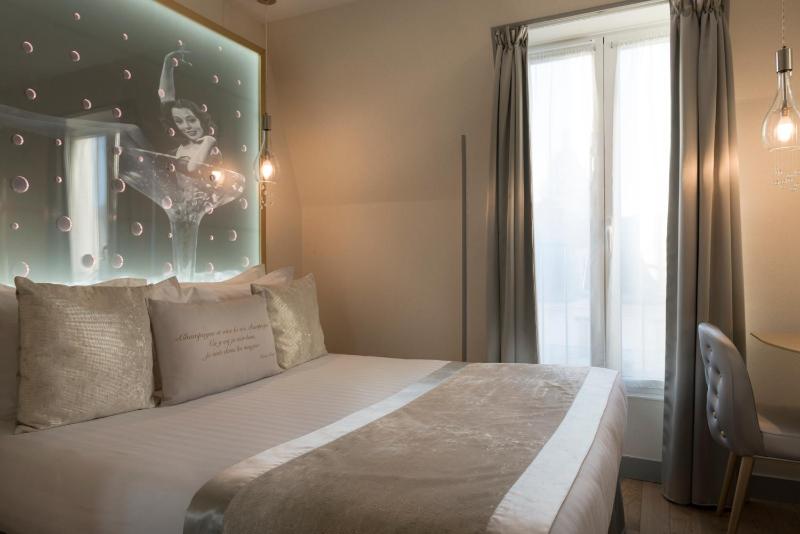 Classic Double or Twin Room image 4