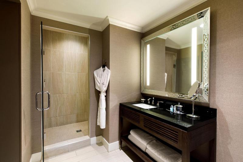 Executive King Room image 3