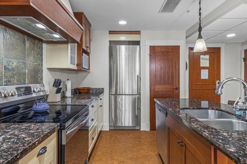 Luxury Rockies Retreat 1BR with Views - image 8