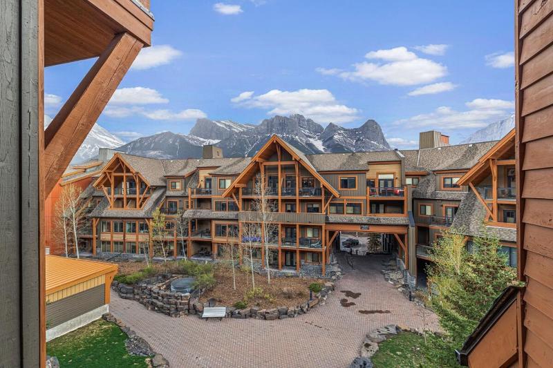 Luxury Rockies Retreat 1BR with Views - image 37