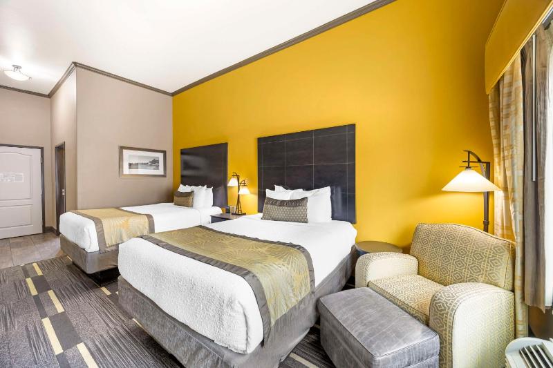 Queen Room with Two Queen Beds  and Work Desk - Non-Smoking image 4