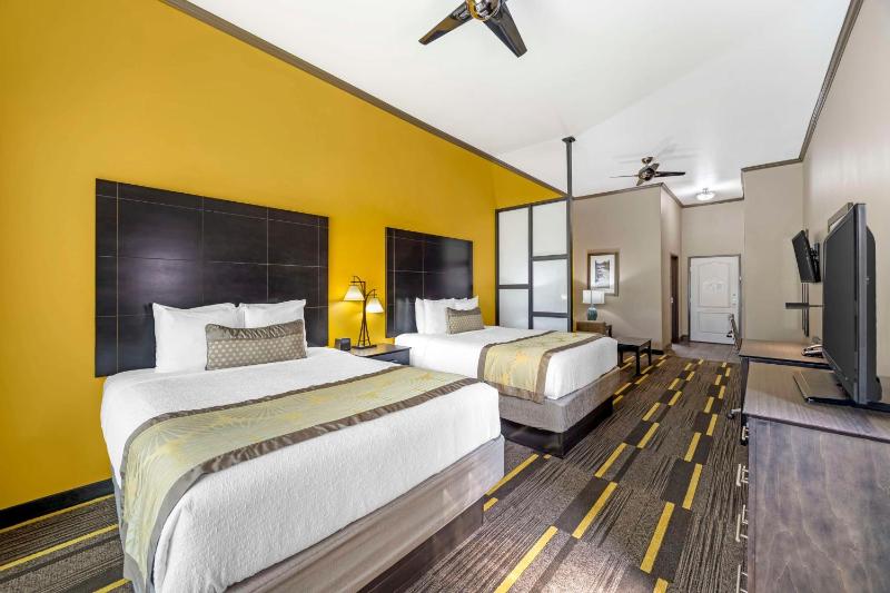 Queen Suite with Two Queen Beds and Sofa Bed - Non-Smoking image 3