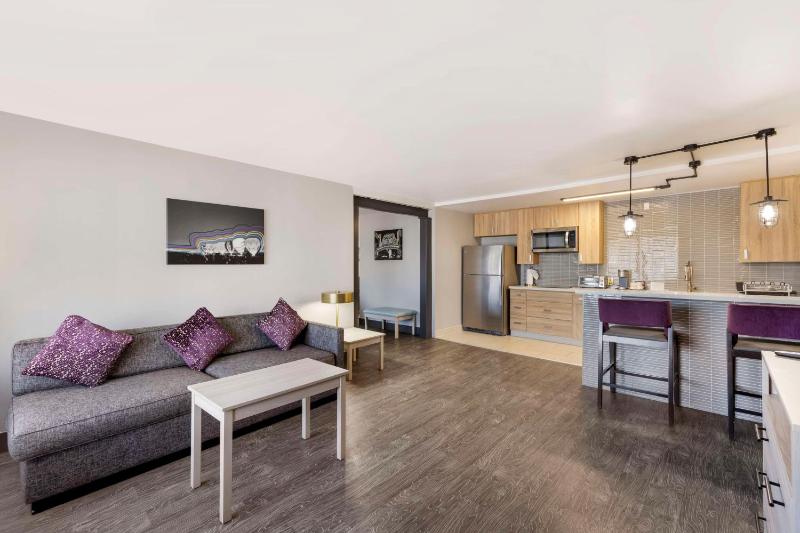 King Suite with Sofa Bed - Non-Smoking image 1