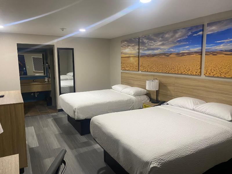 Queen Room with Two Queen Beds - Non-Smoking image 4