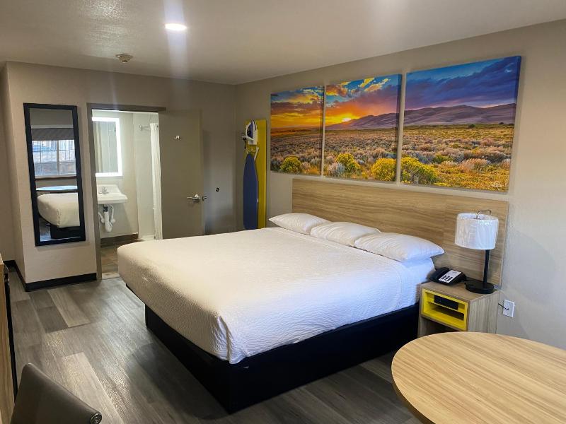King Room with Roll-in Shower - Mobility Access/Non-Smoking image 4
