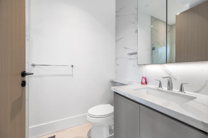 Charming and Modern Retreat in Vancouver Trendy 42nd Avenue Neighbourhood - image 16